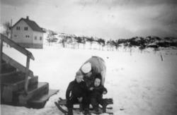 Mor med barn på kjelke