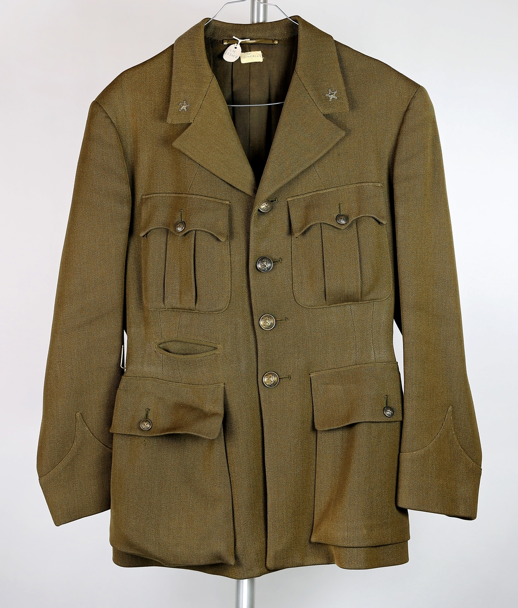 41.Sverre Lund Simensen (bror).F.25.10.1918.D.13.04.1945. (falt i Lurigen i Trøndelag.) A: Bukse B: Jakke C: Stoffbeltet ble brukt innendørs D: Kryssbandolæret utendørs E: Lue.