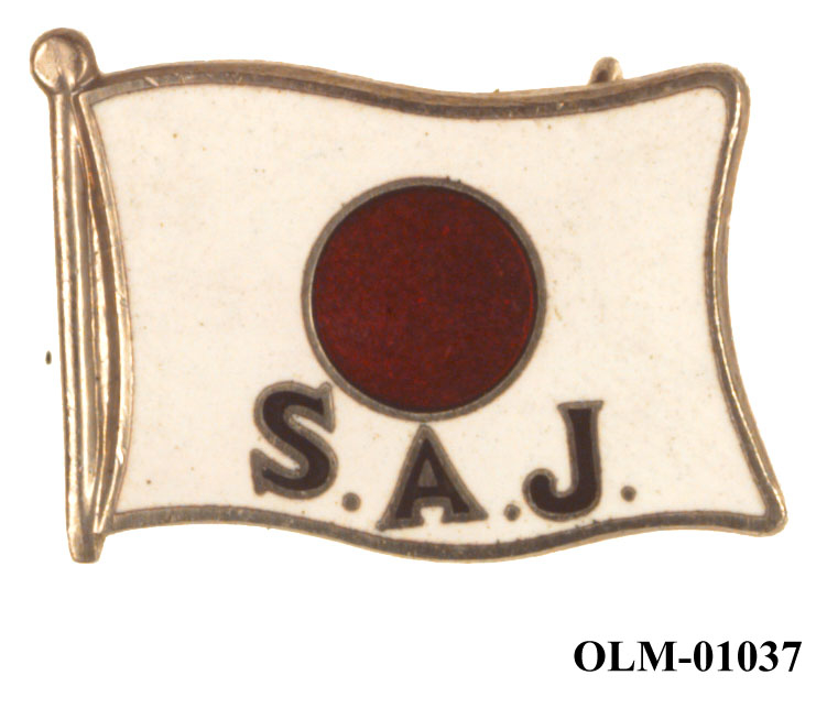 Inneholder 101 merker, pins og  medaljer.
Guttorm Berge tok tilbake samlingen 21.mai 1996.-notert i aksesjonsboken.