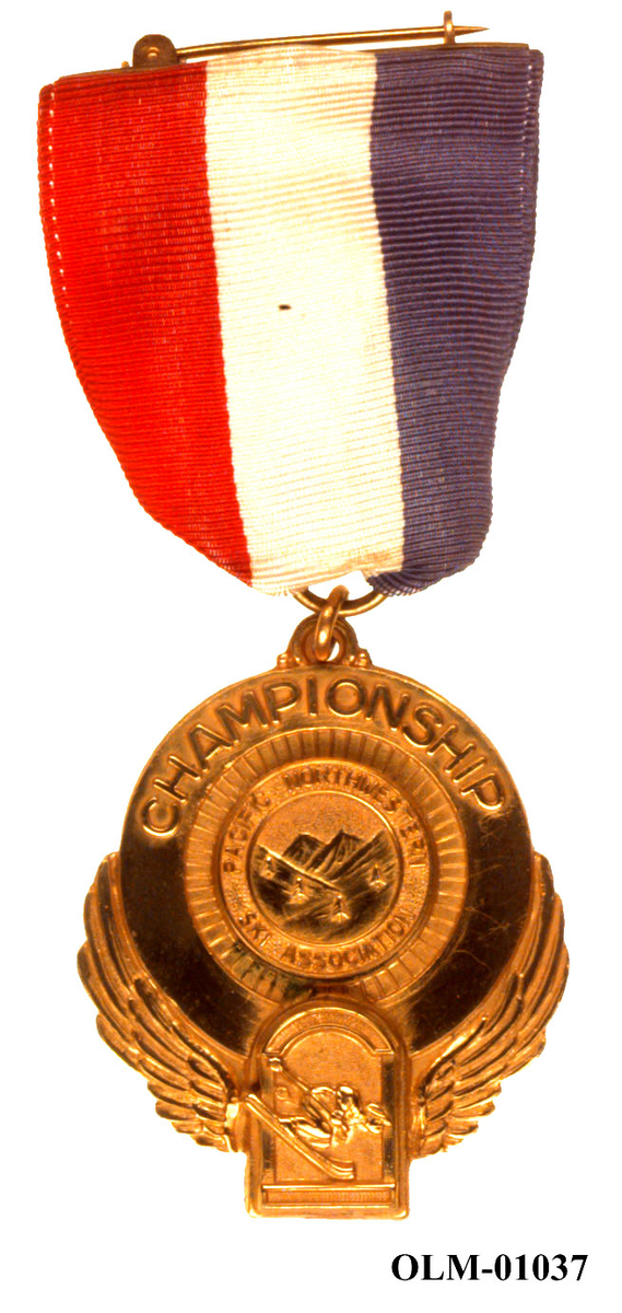 Inneholder 101 merker, pins og  medaljer.
Guttorm Berge tok tilbake samlingen 21.mai 1996.-notert i aksesjonsboken.