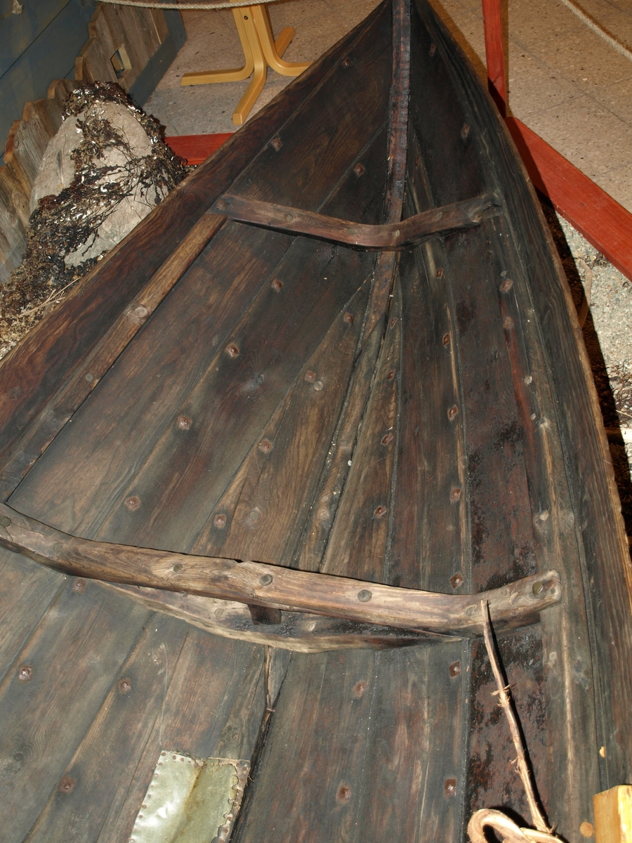 Færing. Nordfjordfæring. To par keiper. Keipane med vidjeband er laga i nyare tid.
 Bøtt med blikk 3 stadar.  Ei tilje.