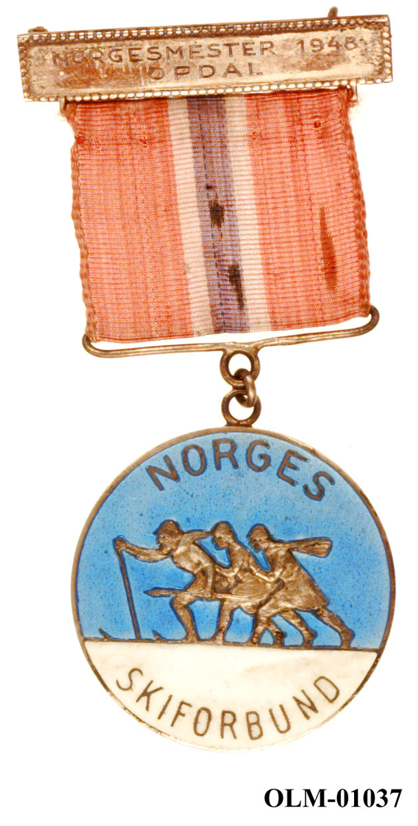 Inneholder 101 merker, pins og  medaljer.
Guttorm Berge tok tilbake samlingen 21.mai 1996.-notert i aksesjonsboken.