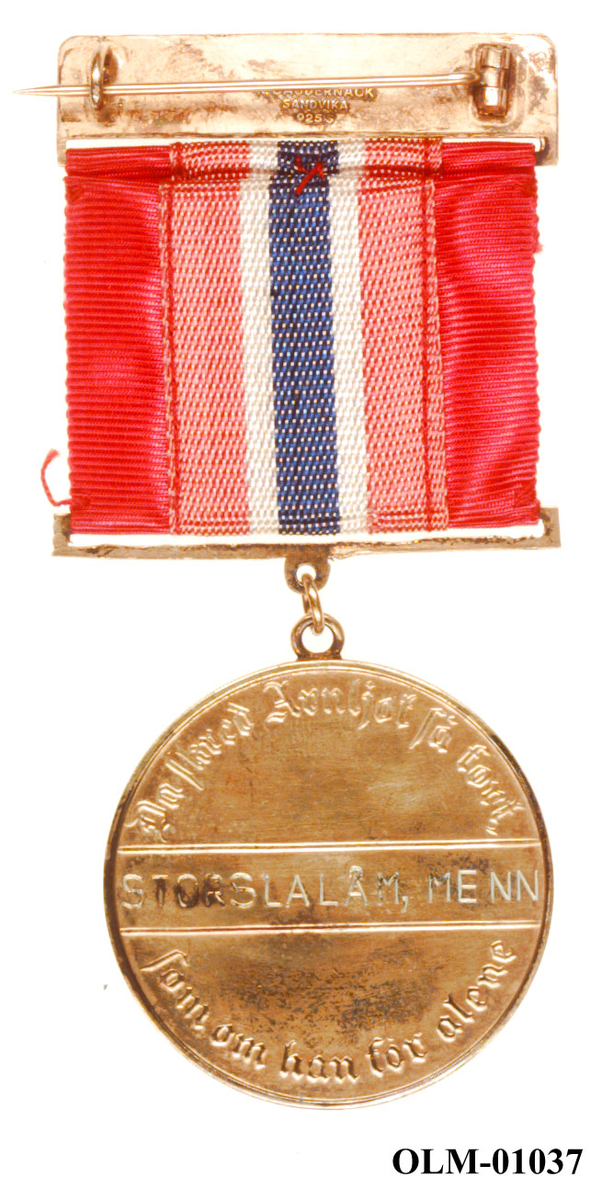 Inneholder 101 merker, pins og  medaljer.
Guttorm Berge tok tilbake samlingen 21.mai 1996.-notert i aksesjonsboken.