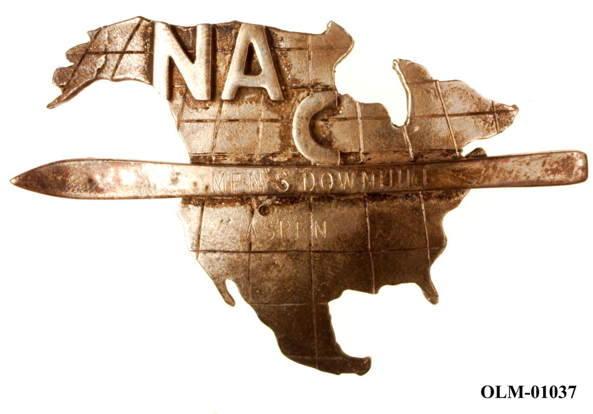 Inneholder 101 merker, pins og  medaljer.
Guttorm Berge tok tilbake samlingen 21.mai 1996.-notert i aksesjonsboken.