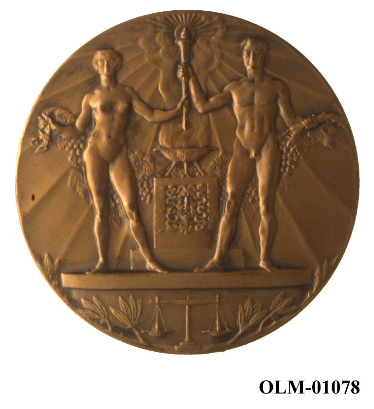 32 forskjellige medaljer og merker i ramme.
Bilde 7 er deltdagermerke fra Amsterdam 1928.
Bilde 18 og 19 er deltagermedalje fra Amsterdam 1928.
Bilde 20 og 21 er sølvmedaljen fra Antwerpen 1920.
Bilde 26 og 27 av bronsemedaljen fra Paris 1924.
Bilde 39 og 40 minnemedaljen fra Antwerpen 1920.