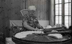 Berta i gong med "Knømaskinen"som knør salt inn i smør