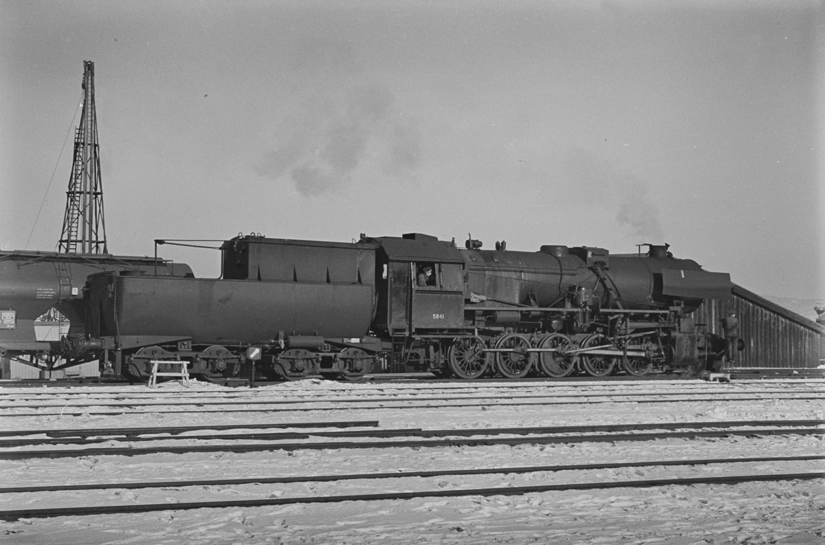 Damplokomotiv type 63a nr. 5841 på Trondheim stasjon.