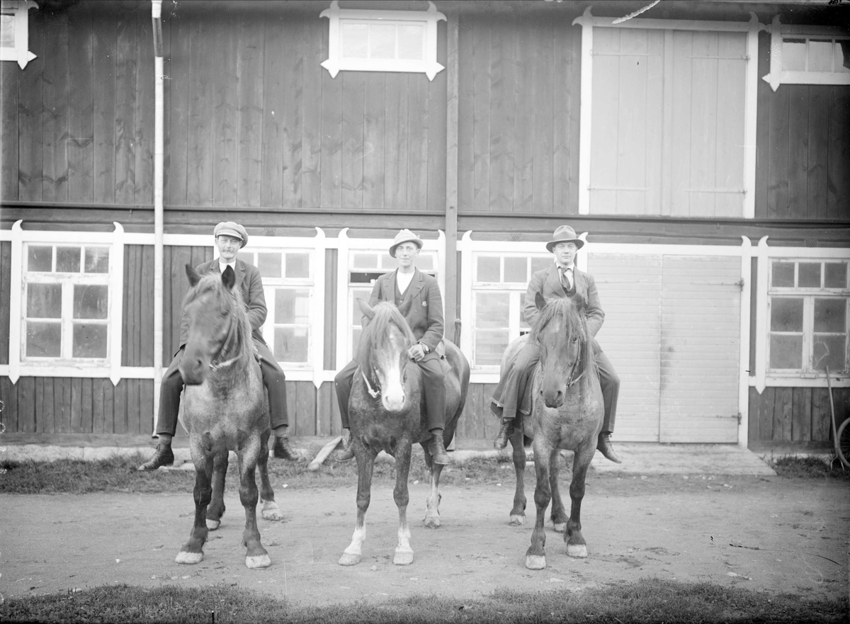 "Tre ynglingar till häst utanför stallet", Tibble, Torstuna socken, Uppland 1918