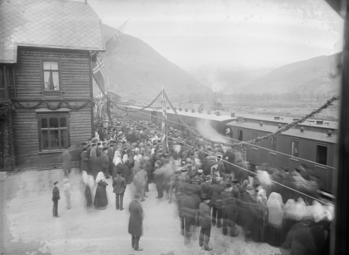 Innvielsestoget på Otta stasjon, togsettet med pyntet stasjon og oppmøtte personer