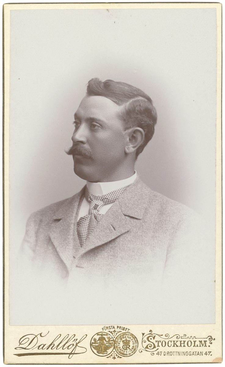 Porträtt av Albert Palmé. Tolkad vara densamme som Karl Albert Pettersson Palmé. Magasinsbokhållare vid Reijmyre glasbruk. Gift 1895 med Elin Charlotta Olsson.
