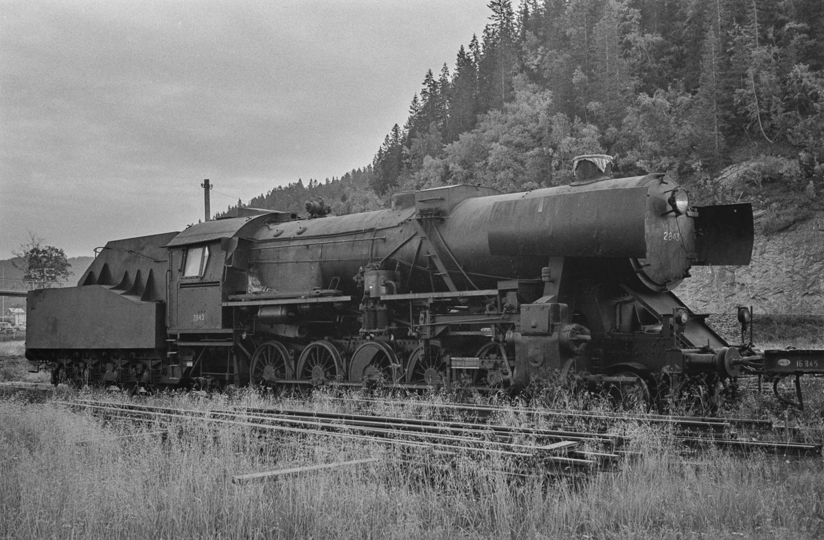 Hensatt damplokomotiv type 63a nr. 2843 på Hell stasjon.