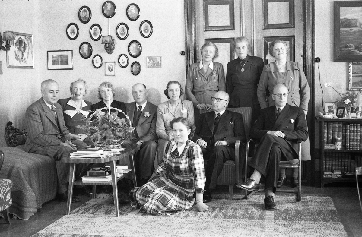 Seks bilder av en gruppe personer avbildet trolig i stua hos Olaf og Sigrid Anette Kvale-Hougen i Heggen, Ø.Toten. De to sitter som nummer tre og fire fra venstre. De øvrige er ikke identifisert. Bildet er sannsynligvis tatt ifm. feiringen av Kvale-Hougens 60-års jubileum.