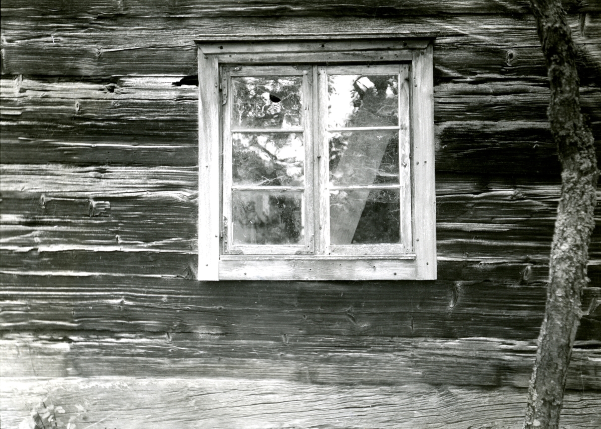 Fönster i västra gavelväggen, nedre våningen. Första bilden från positiv, andra från negativ.