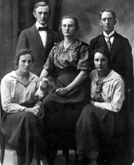 Elisabeth Jonsson f 1899 d 1926, Märta Jonsson f 1901, Karlstad, Jenny Jonsson f 1903 d 1935, Stockholm, John Matsson f 1895 d 1970, Järpliden och Johan Olsén, Bograngen.