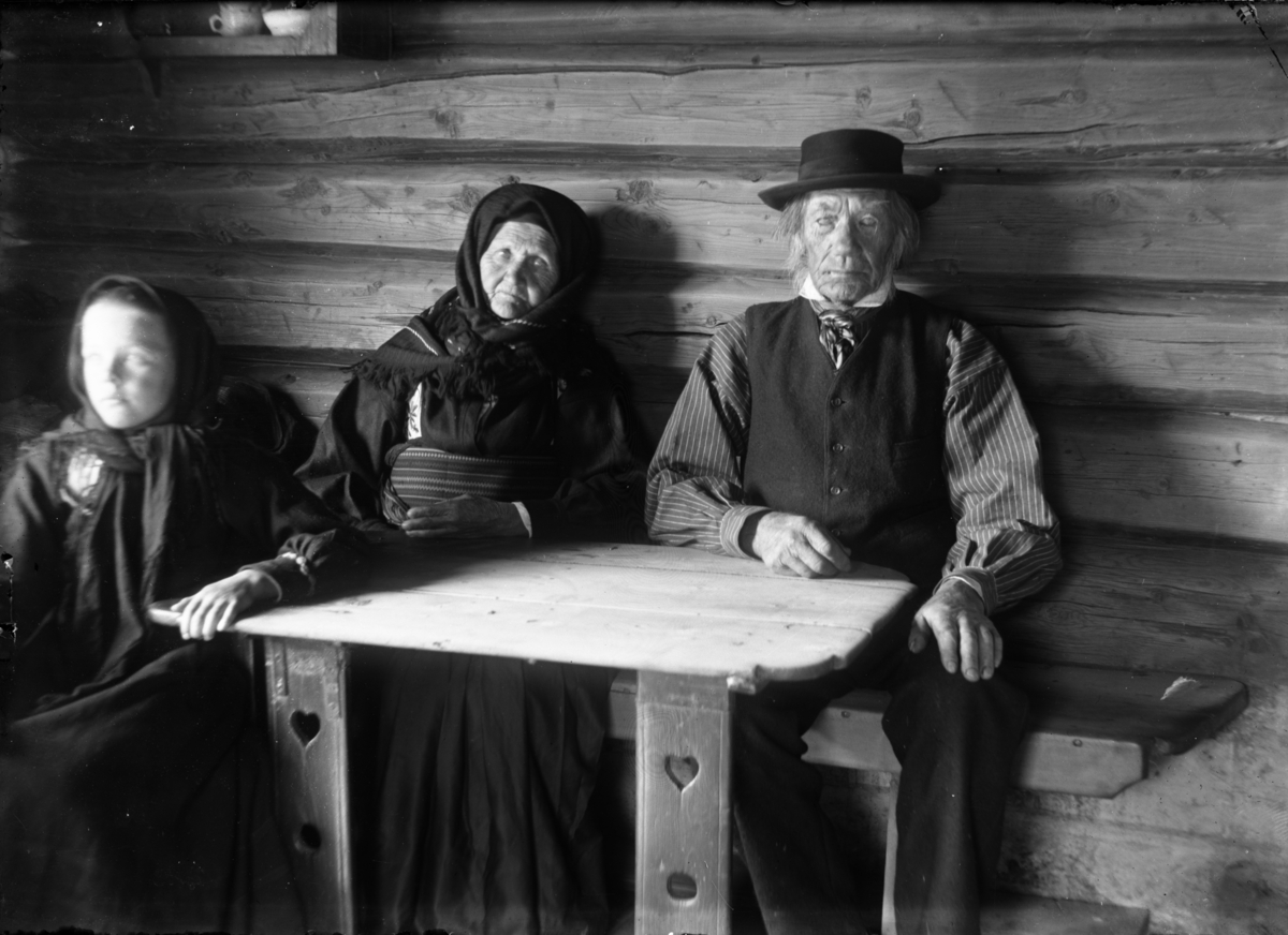 Rikard Berges fotoarkiv. Gruppeportrett av tre personer, Hjartdal.