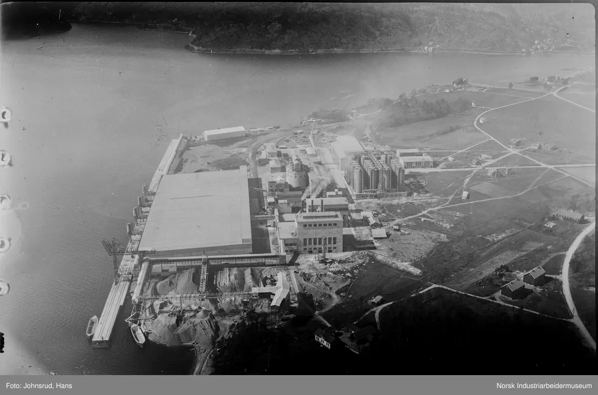 Flyfoto av Herøya industripark - Norsk Industriarbeidermuseum ...