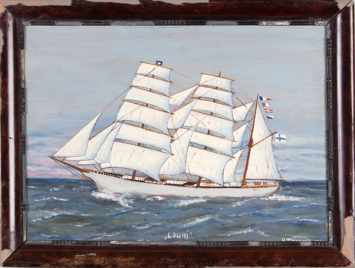 Skipsportrett av bark LOUHI med full seilføring. Finsk flagg i mesanmasten og signalflagg.