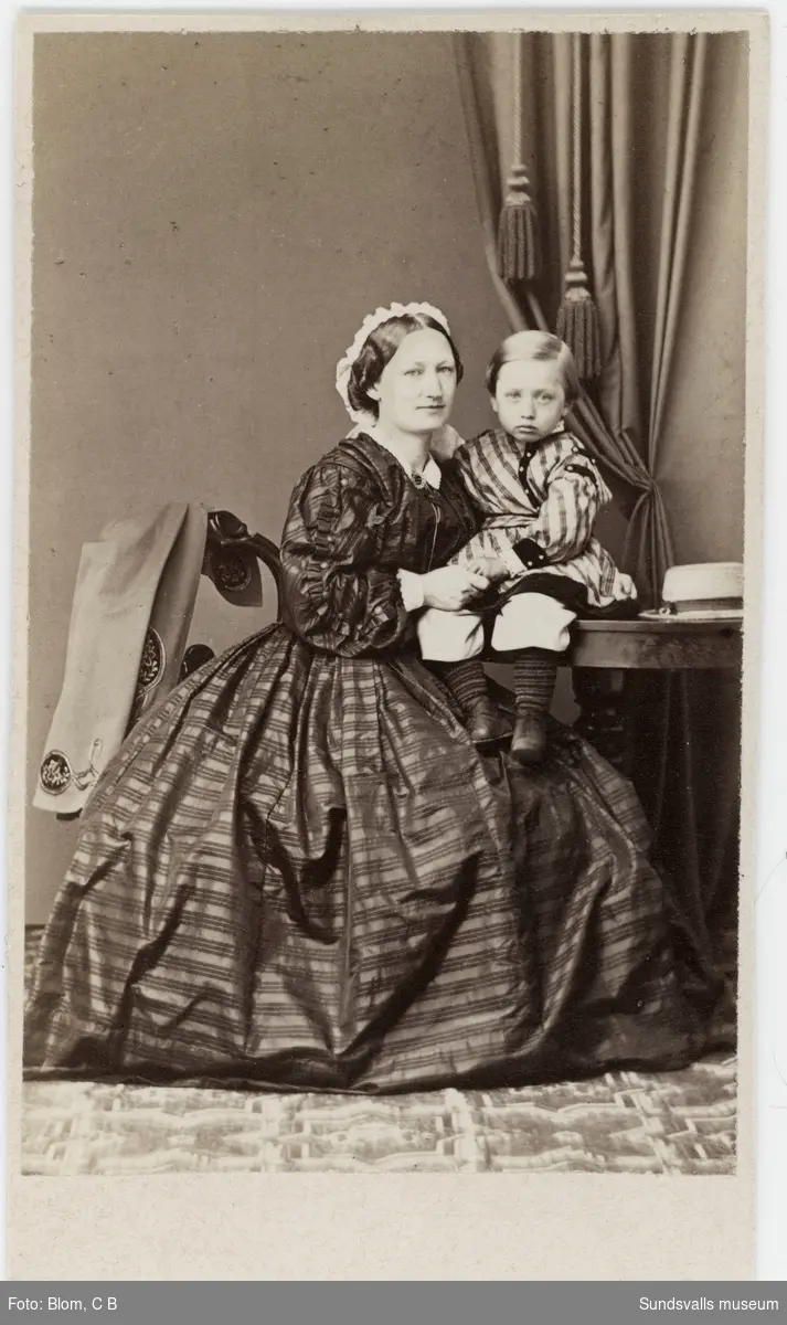 Porträtt på Allona Bünsow med sonen Robert (född 1861), Alona var maka till sågverkspatronen Friedrich Bünsow.