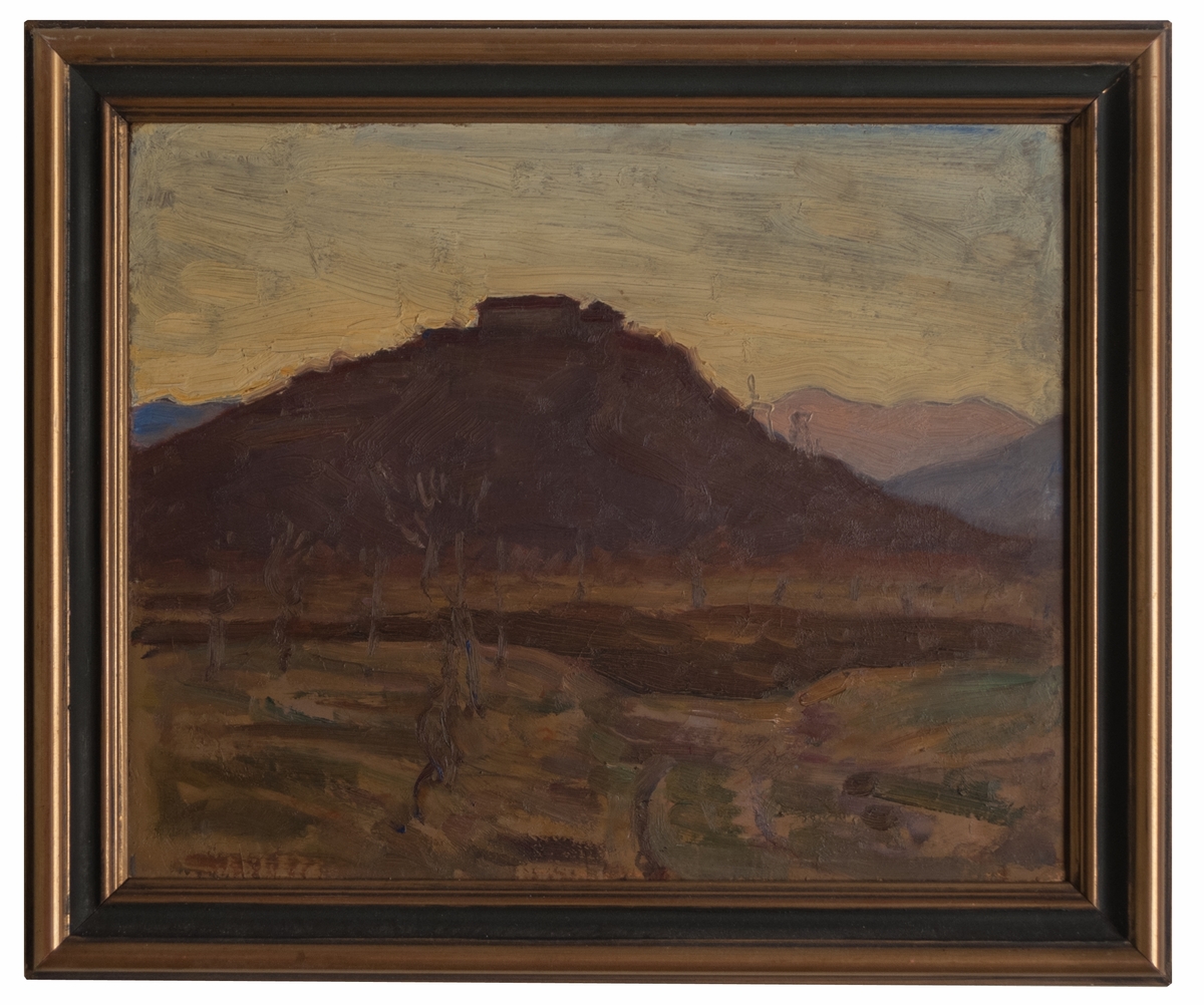 Oljemålning på pannå av Ecke Hedberg, 1924. Italienskt landskap, enligt uppgift "Monte Pichino". I förgrunden låglänt landskap med ett berg i bakgrunden med byggnad på krönet.
Slät profilerad ram med bronserade och svarta partier. Röd etikett på baksidan "NORELIUS & THORSELL - AKTIEBOLAG - DROTTNINGGATAN 6. GEFLE"