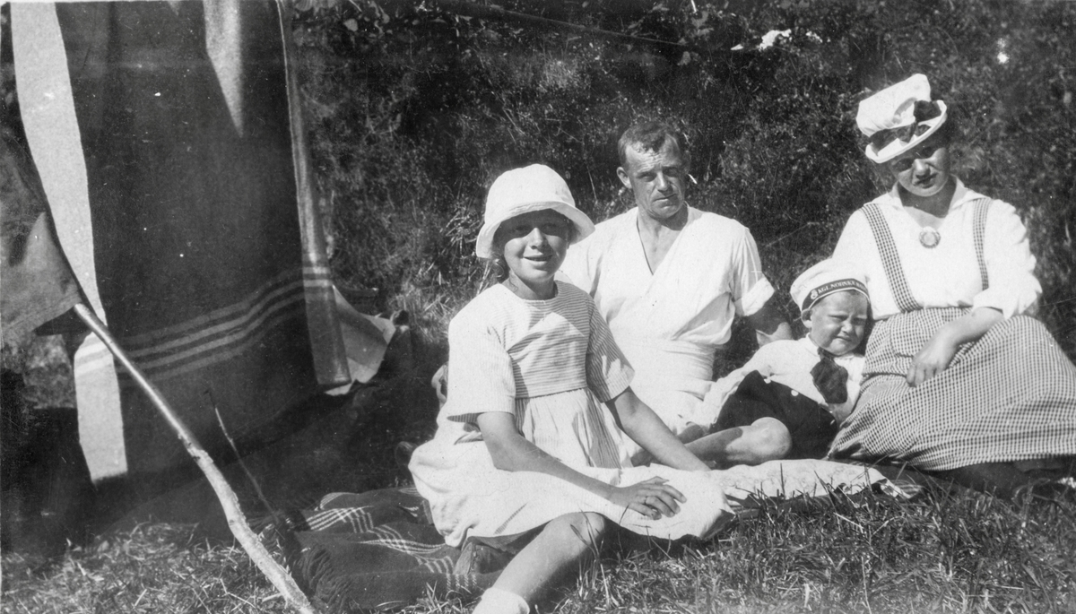 Familie på søndagstur kring 1917.