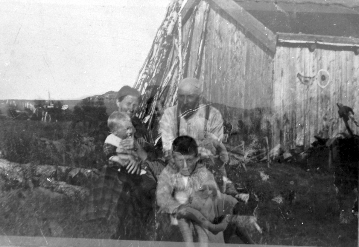 Ektepar med to barn.  Abraham Nilsen og Laura Nilsdatter, Buvik i Senja.