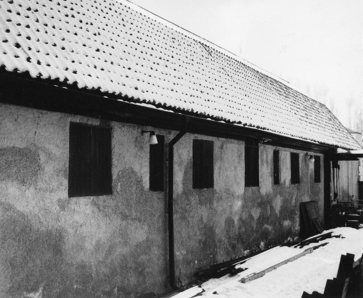 En förrådsbyggnad tillhörande Holmen Bruks och Fabriks AB i Norrköping. Fotografiet taget i samband med rivningsansökan 1957.