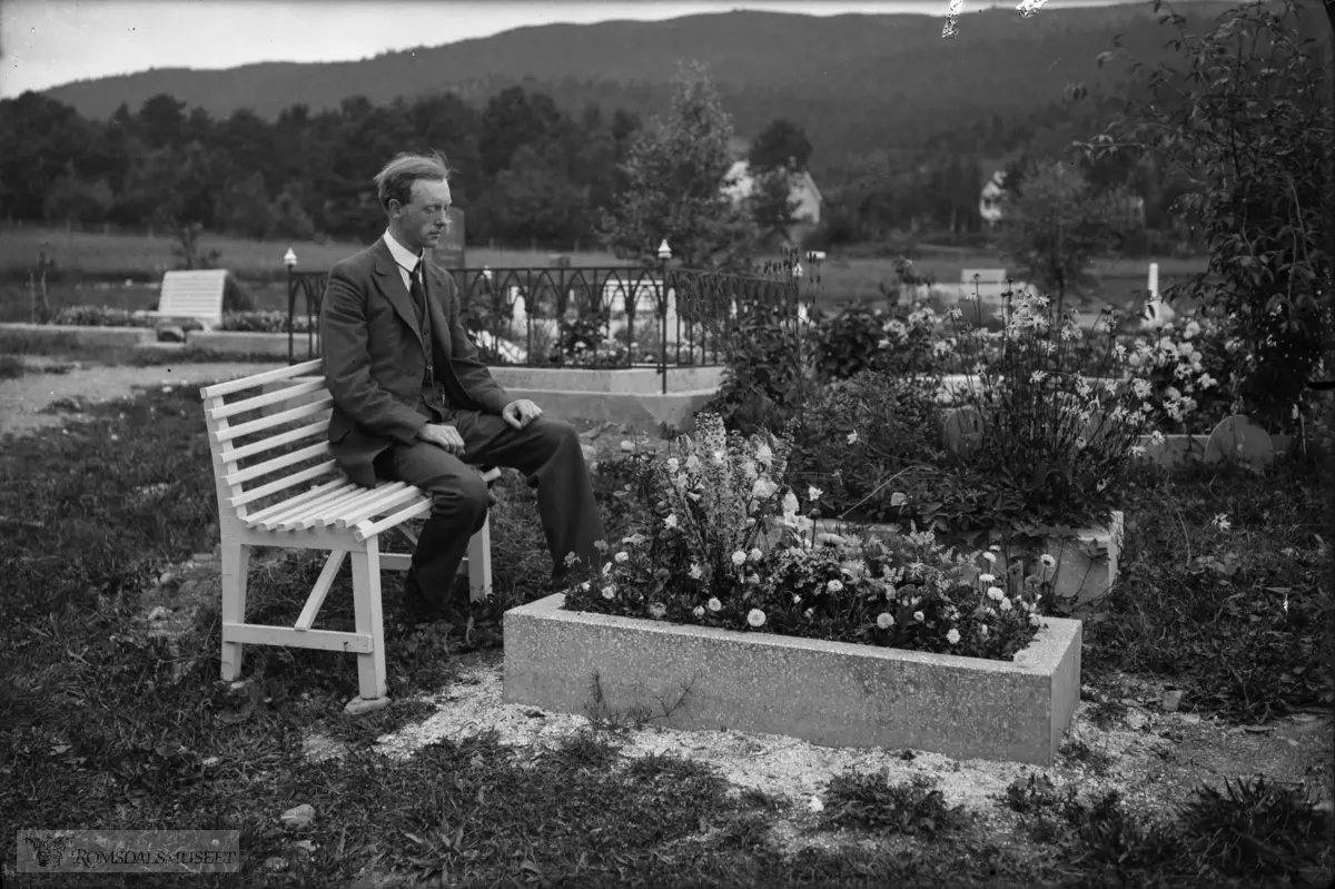 Thorolf Høyer-Finn ved graven til sin far Carl Conrad Finn 09.07.1860 - 26.04.1930.