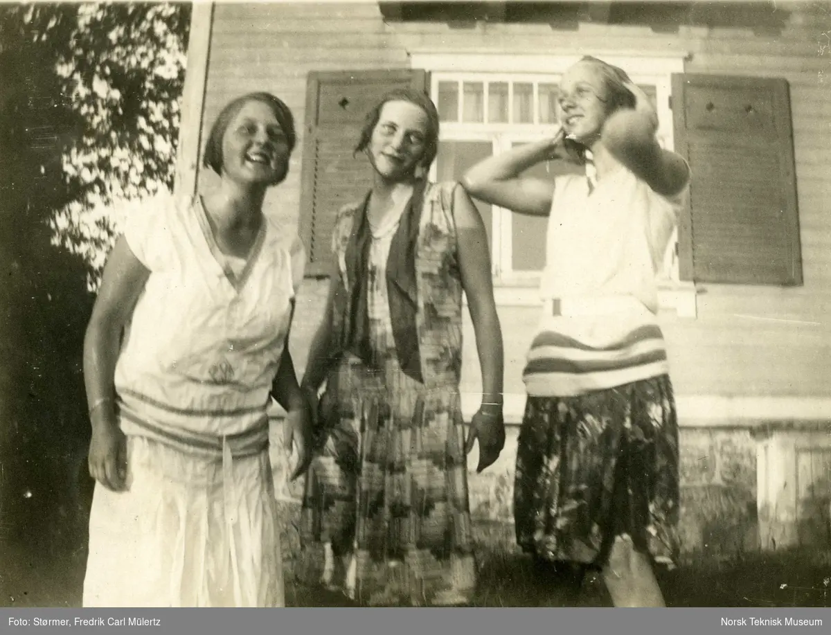 Tre jenter: Jegsen, Mossa, og Tutti, Størmer-familiens sommerhus i Drøbak, Villa X, 1928