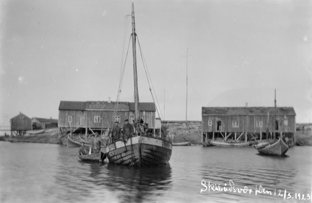 Båt med mannskap i Skibådsvær (12.03.1923).
N-5-DS , Ms(motorskøyte) "Skjold" bygd 1906 , 31 fot , 12 Hk Populær Eiere fra 1920 (kanskje før også)- 1936 var partsrederiet F. Jørgensen , Stavseng, Dønna.
"Skjold" ble hugd opp i 1937-38.