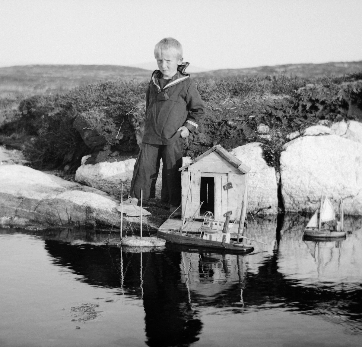 Olaf Lyngheim med lekebåtene sine.