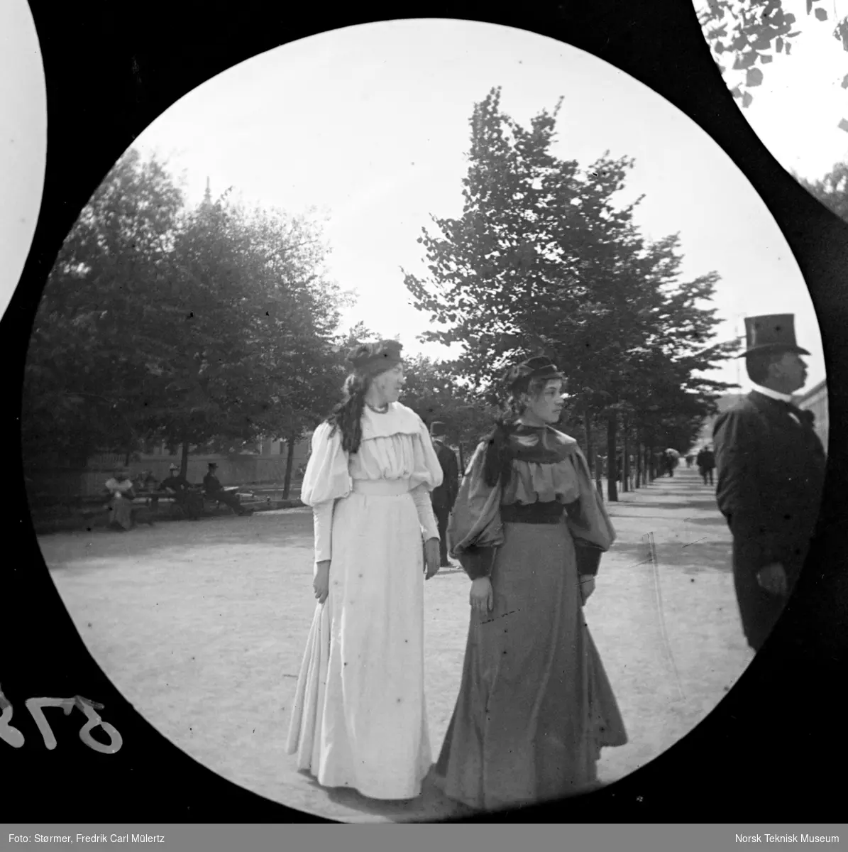 Knapphullsbilder, to kvinnelige studenter på Carl Johan, 1893-97