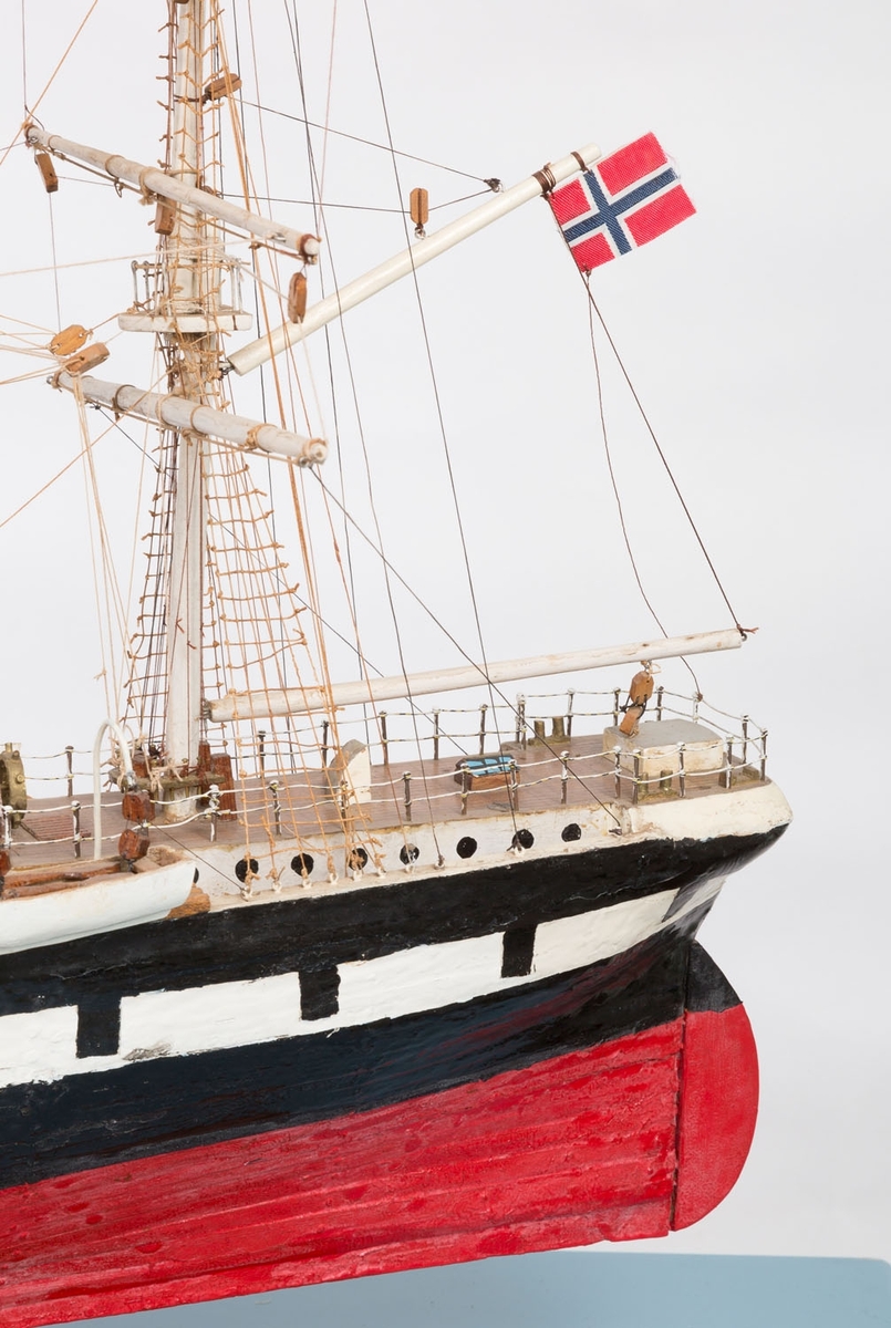 Modell av stålskipet "Lancing" fra 1866. 
Bygget som kombinert seil- og dampskip i Glasgow i 1866 for fransk regning. I 1889 ble den omrigget til firemastet fullrigger og dampmaskinen ble tatt ut. 
Skipet gikk som lastebåt som seilskip og som passasjerskip som dampbåt.
Mannskapet var på 24 mann. Ballasttank på 100 tonn.

Lancing ble kjøpt til Norge av Johan Bryde i Sandefjord. Senere var den i J.Johansens eie (Lysaker). Fra 1917 hadde Melsom i Larvik skuten til den ble hugget opp i 1924.
Den var en av verdens skarpseilere og var kjent i alle havner på grunn av sine rekordraske reiser.

Bækvolds produksjonsnummer 3. Modellens produksjonskostnad er oppgitt til kr 18,-