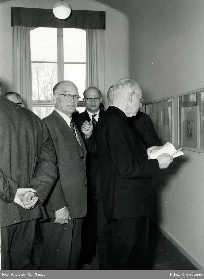 Tillfällig utställning från Kalmar konstmuseum Wahlbomsutställningen 1958. Besökare som beskådar tavlor och skulpturer.