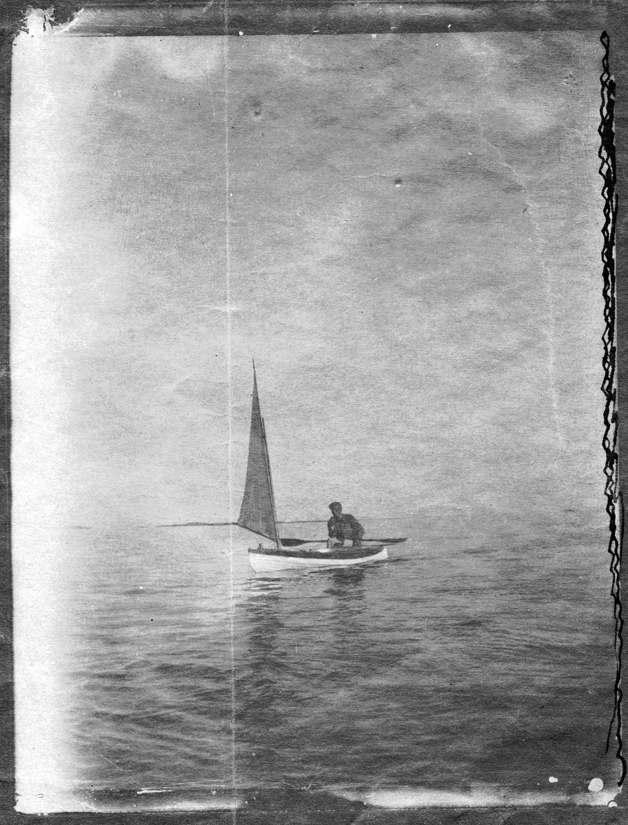 John Bauer i en eka med segel på sjön.