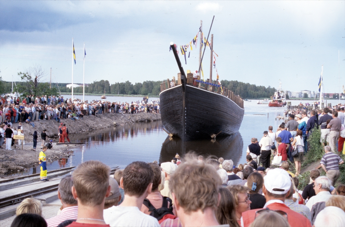 Sjösättning av Briggen Gerda Gefle år 2000.