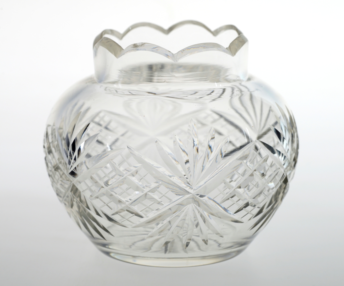 Rund vase i glass, rutemønster med stjerner, opphøyd kant med buer