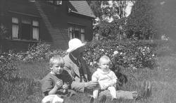 Rolf Sundt sr. sitter sammen med sine sønner Rolf jr. og Jul