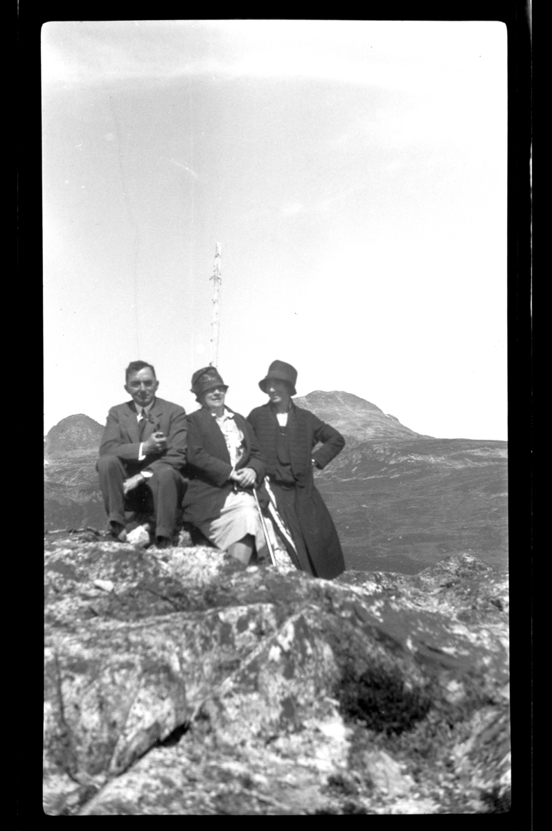 Johan Buratti, Hilda Sundt og Agnes Buratti på en fjelltopp. Fotografert 1928.