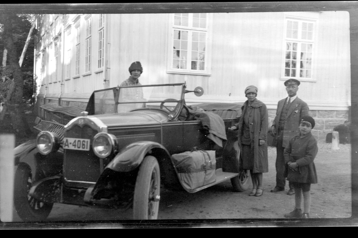 Hilda Sundt, Sigrid Jersin, Rolf Sundt sr og Rolf jr. står ved siden av Rolf Sundt sr.'s Buick. Fotografert 1927.
