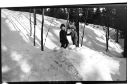 Didrik Zernichow og Julius Sundt leker sammen i snøen, Villa