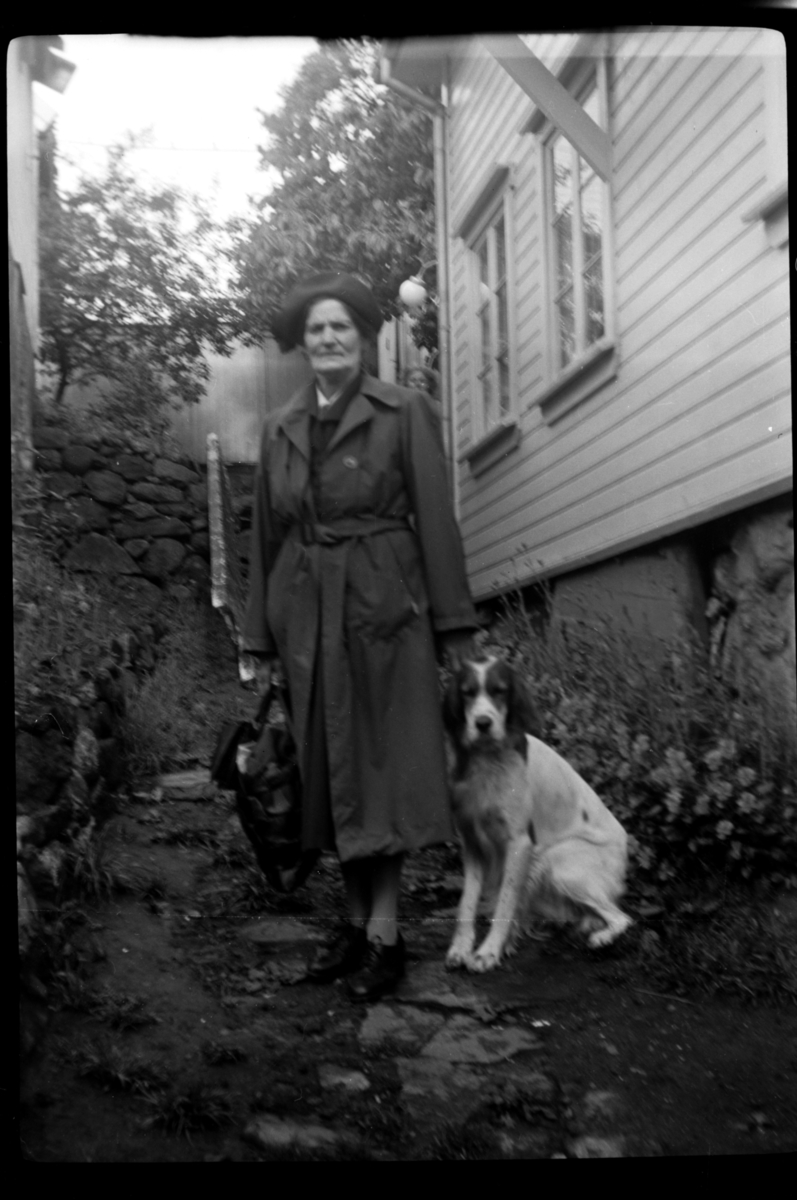 Berta Venge og hunden Uncas utenfor huset til Agnes Sundt, Loshavn. Fotografert ca. 1953.
