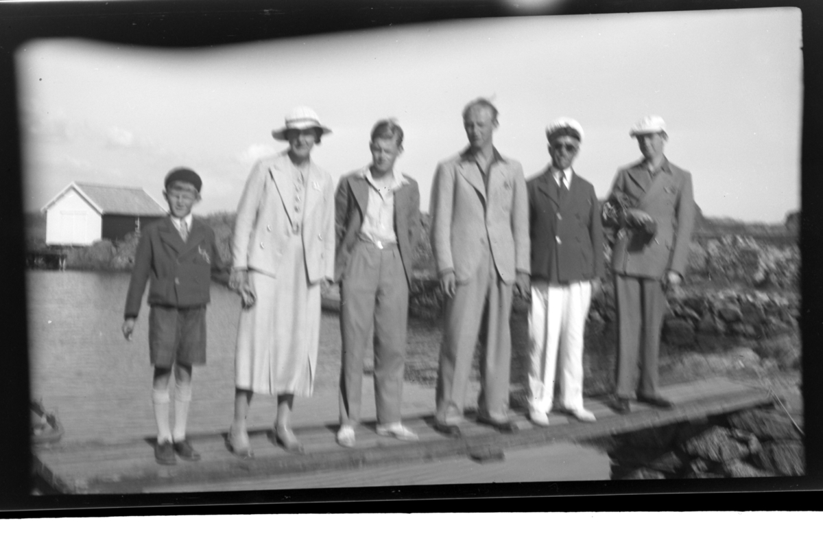 Lars Peter, Hilda, Norman, Julius, Rolf sr. og Rolf jr.  Sundt på broen til Holmen, Loshavn. Fotografert 1938.