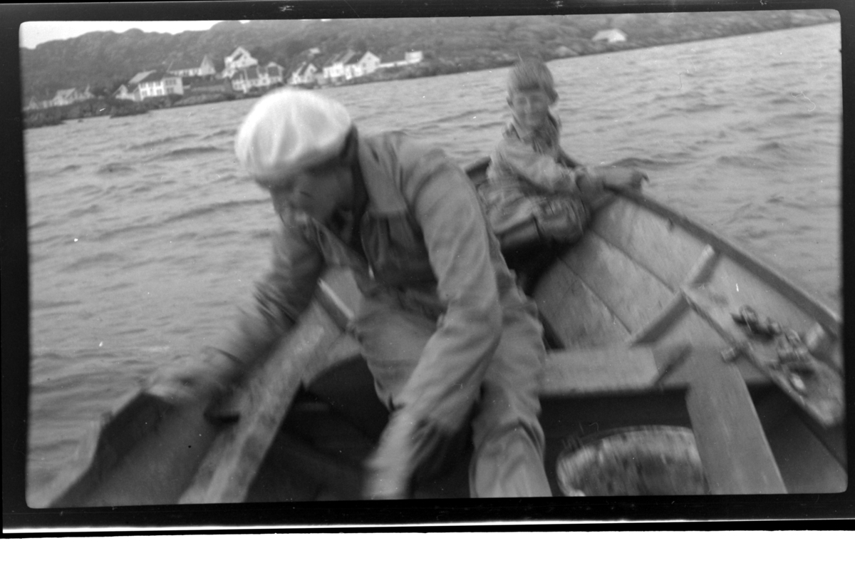 Hilda Sundt og hennes sønn Lars Peter snørefisker utenfor Loshavn. Fotografert 1938.