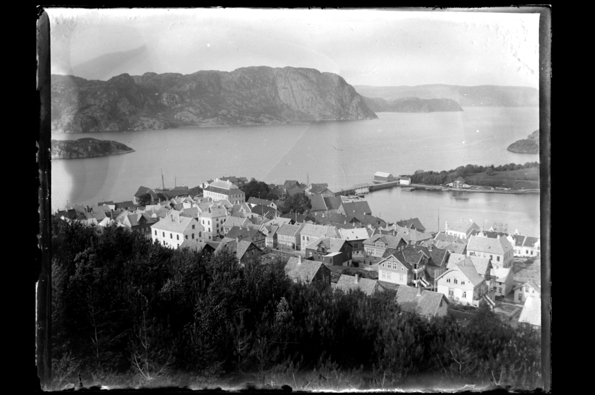 Utsikt fra Varbakk over Farsund etter bybrannen i 1901. Fotografert 1901.