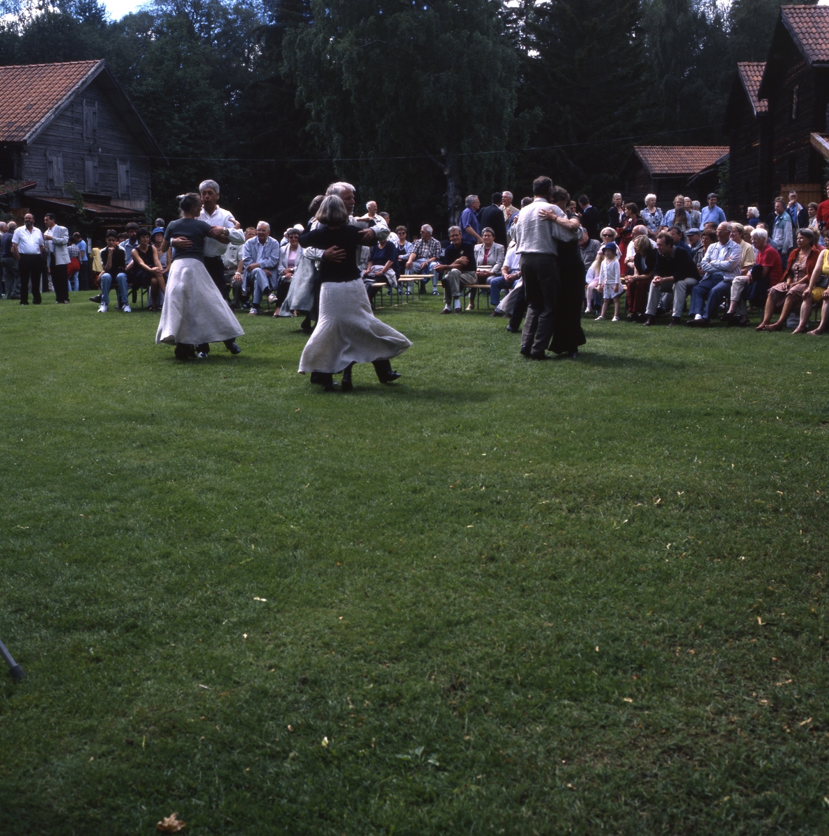 Polskedansarna på Rengsjöfesten i Västerby hembygdsby,  9 juli 2000.