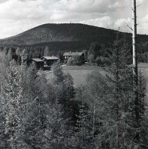 Broddböle kronoboställe på annandag pingst. Höle klack i bakgrunden, bägge uthusen kvar. Fotograferat från bergssluttning söder om gården, från Klackberget, 10 juni 1957.