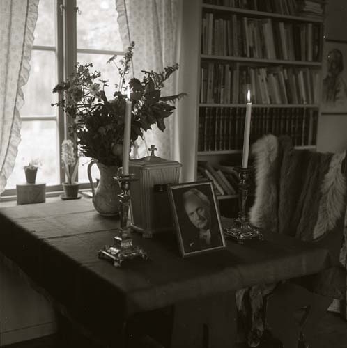 Albert Vikstens aska sprids vid Törnet söndagen den 7 september 1969. I stugan finns ett minnesbord med urnan, ett fotografi av Albert, tända ljus och en vas med vilda blommor. Över stolsryggen hänger en skinnfäll.