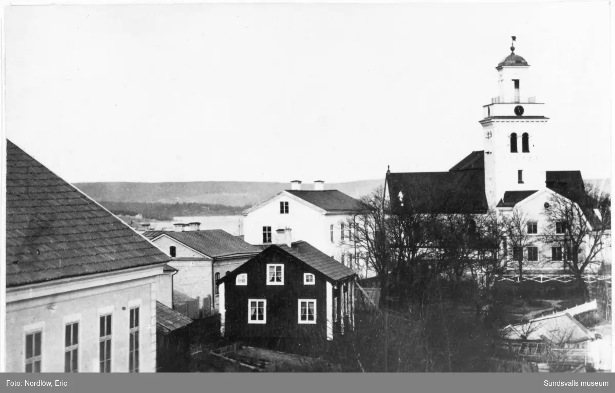Kyrkan Lovisa Ulrika från väster. Fredrik Bünsows ljusa villa strax framför kyrkan. Närmast till vänster skymtar baptistkapellet som brann ner 1877.