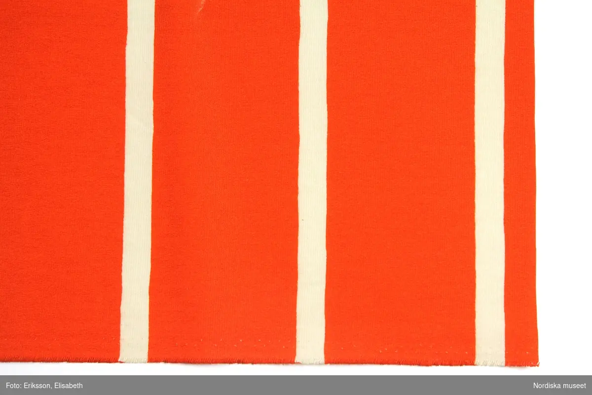 Mönster Strix och Strax, tryckta orange och beige ränder, 8,5 cm respektive 1,8 cm breda.