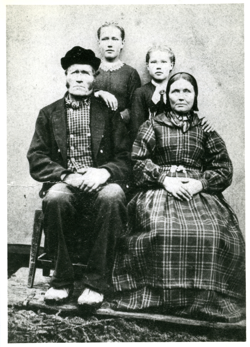 Haldor Mathiassen Jørstad og Kari Syversdotter, født Jørstad med barna Anne og Ingeborg.